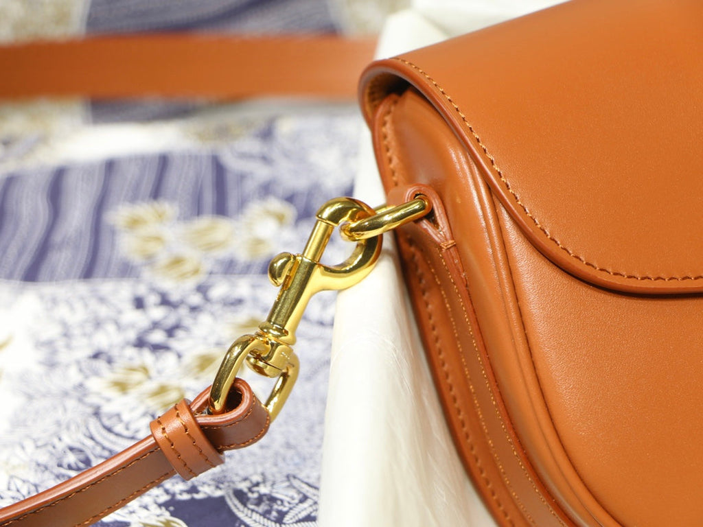 シナモンブラウンのグロッシーカーフスキン製スモールボビー18バッグ