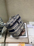 ブラックモノグラムオブリークジャカードのスモール25インチバニティケース