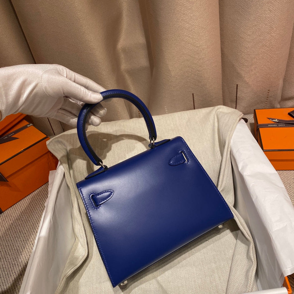 ネイビーブルーのスムースカーフスキン製ケリーミニ20バッグ、シルバー金具付き（オーダーメイド）