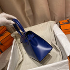 ネイビーブルーのスムースカーフスキン製ケリーミニ20バッグ、シルバー金具付き（オーダーメイド）