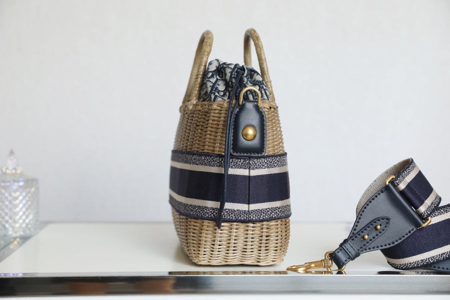 ブラックの斜めジャカードとベージュの籐を使用したラージ28バスケットバッグ