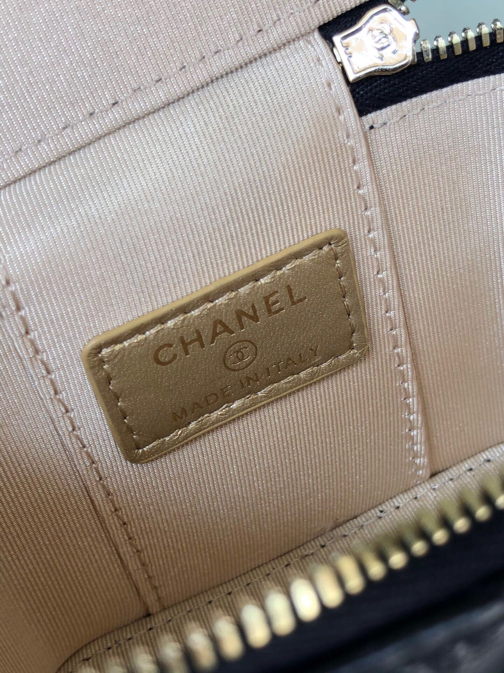 CC MINI 11 バニティチェーン（ブラックカーフスキン、ゴールド金具）