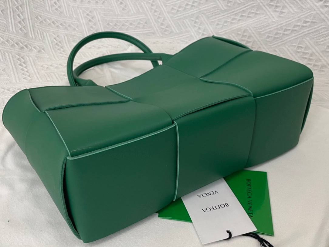 SMALL ARCO TOTE 30 IN GREEN PEA LAMBSKIN
