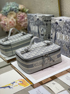 ペールグレーのモノグラム オブリーク ジャカードを使用したスモール 24 化粧箱