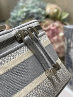 ペールグレーのモノグラム オブリーク ジャカードを使用したスモール 24 化粧箱