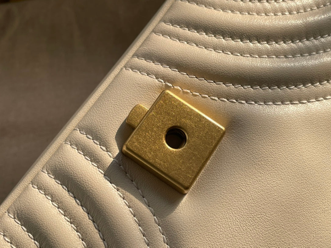 GGマーモント マトラッセ スモール 22 バッグ ホワイト カーフスキン