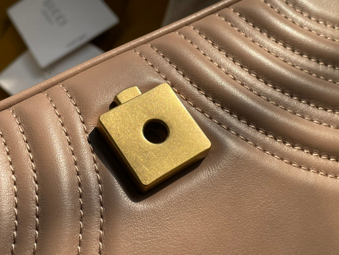 GG マーモント マトラッセ スモール 22 バッグ ベージュ カーフスキン