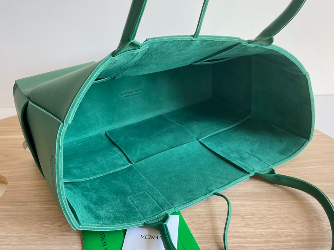 ARCO TOTE 36 IN KAITOKE GREEN CALFSKIN