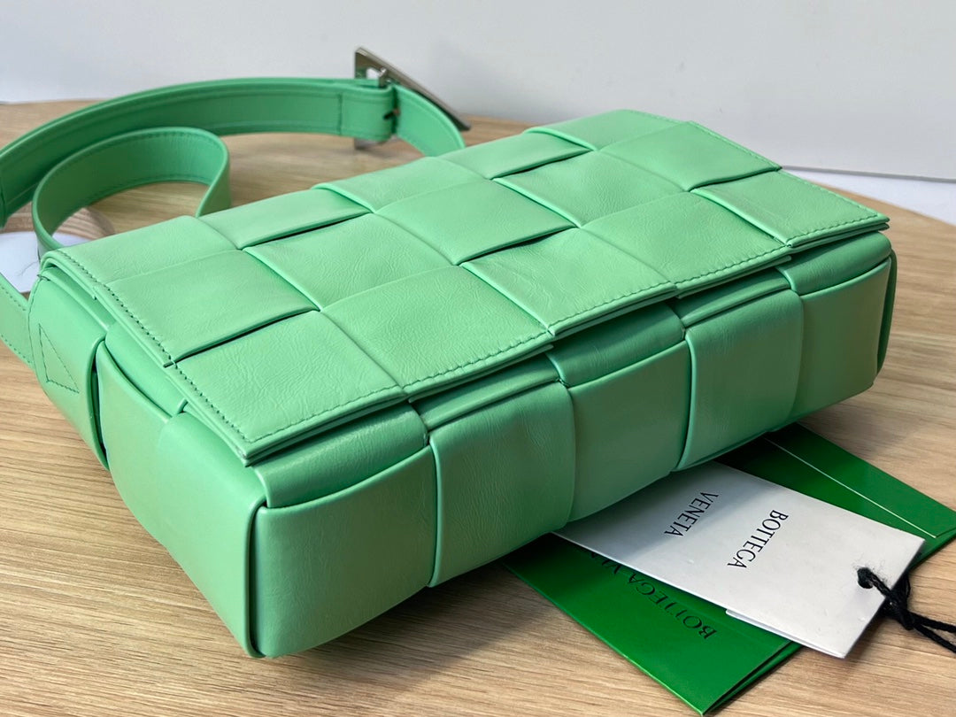 SMALL CASSETTE 23 IN LIGHT GREEN CALFSKIN