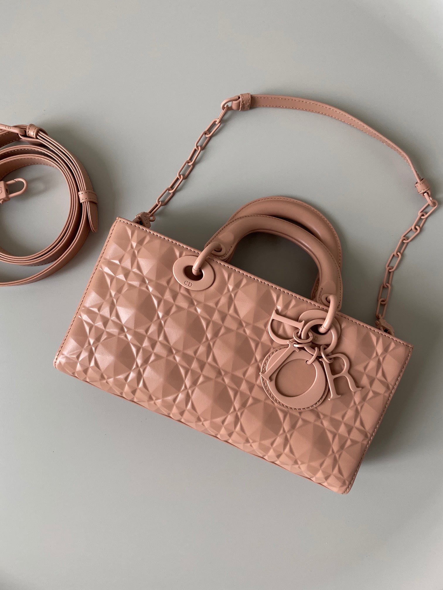 ミディアム D-JOY バッグ 26インチ デザートサンド カーフスキン