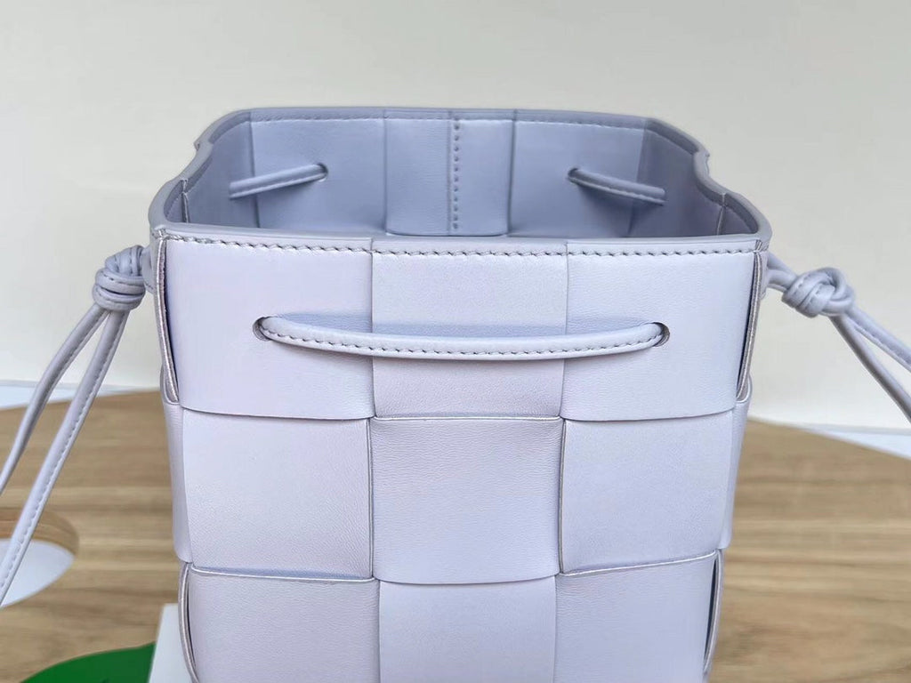 SMALL CASSETTE BUCKET 18 IN PALE PURPLE CALFSKIN