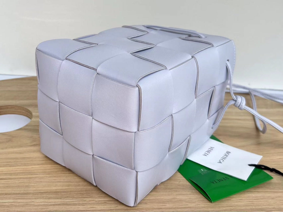 SMALL CASSETTE BUCKET 18 IN PALE PURPLE CALFSKIN