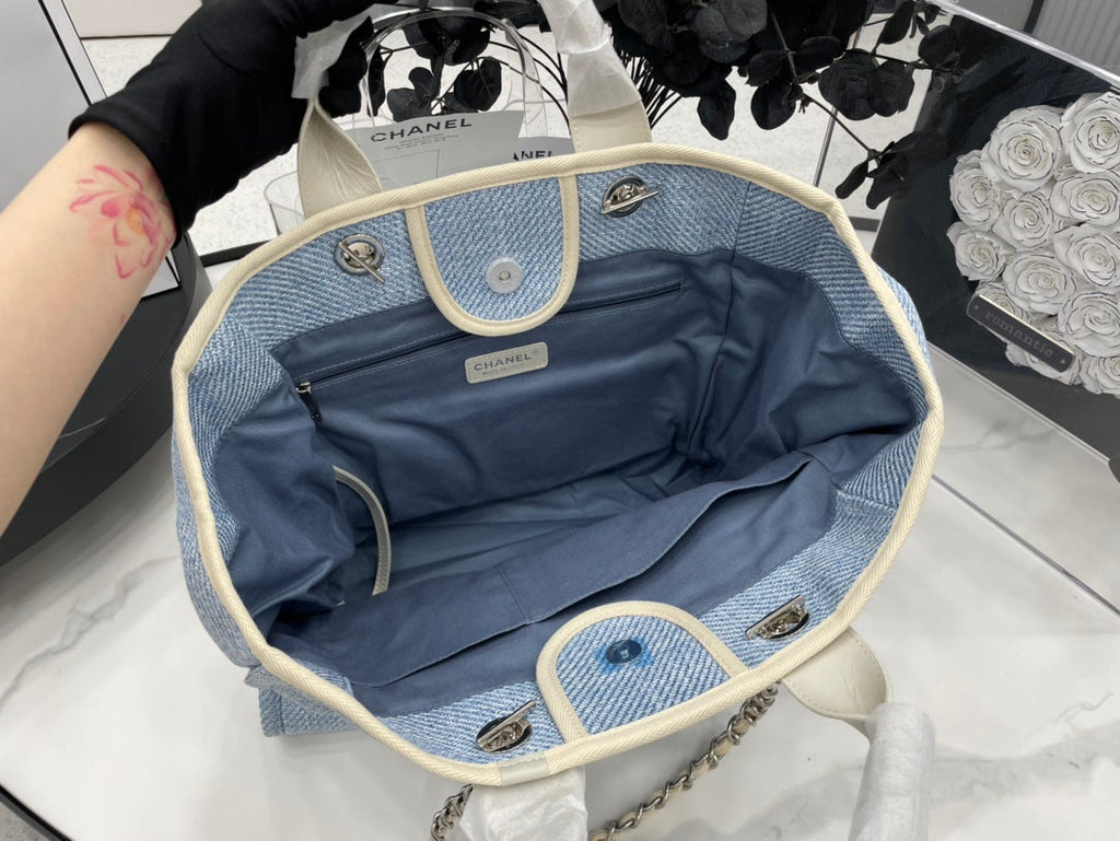 CC DEAUVILLE ラージ 38 トートバッグ（ライトブルー キャンバス、ブラック ロゴ）