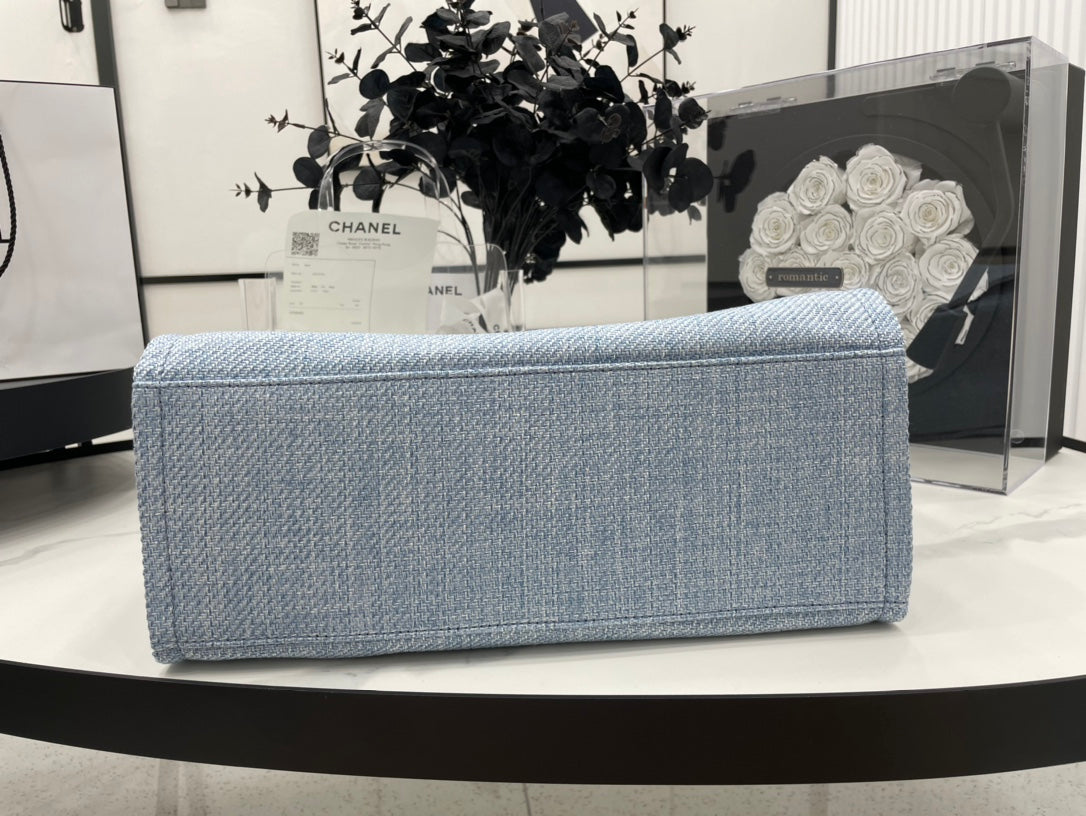 CC DEAUVILLE ラージ 38 トートバッグ（ライトブルー キャンバス、ブラック ロゴ）