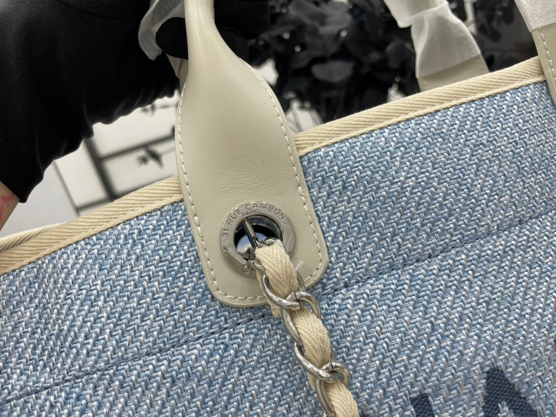 CC DEAUVILLE ラージ 38 トートバッグ（ライトブルー キャンバス、ブラック ロゴ）