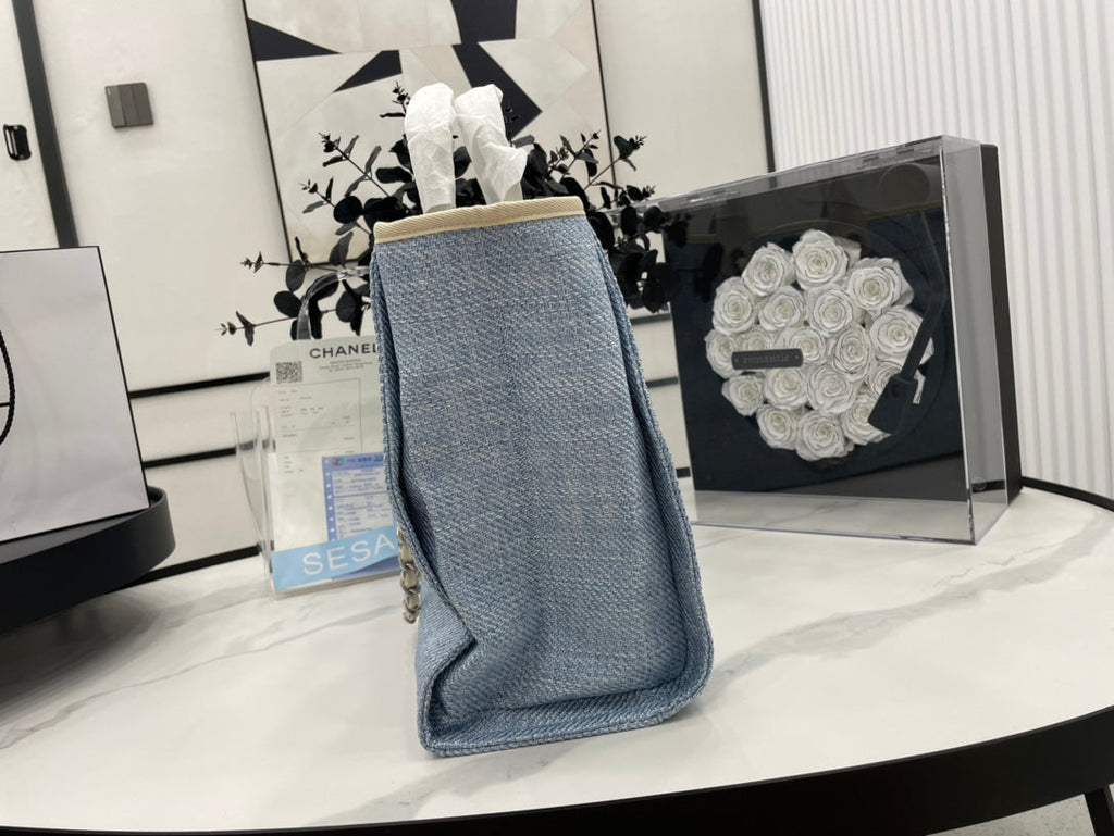 CC DEAUVILLE ラージ 38 トートバッグ（ライトブルー キャンバス、ブラック ロゴ）