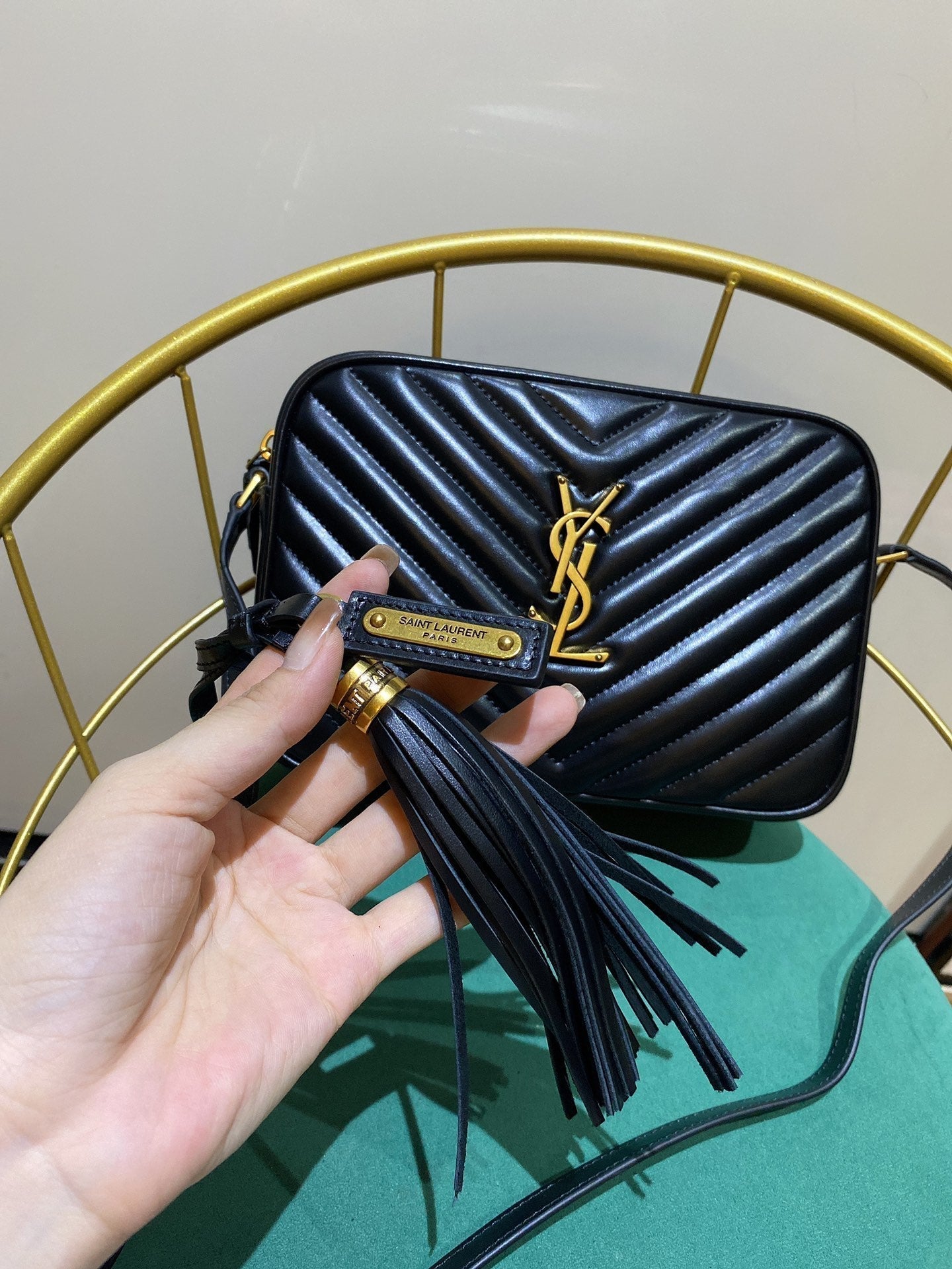 LOU 23 カメラバッグ（ブラック/ゴールド キルティングレザー）