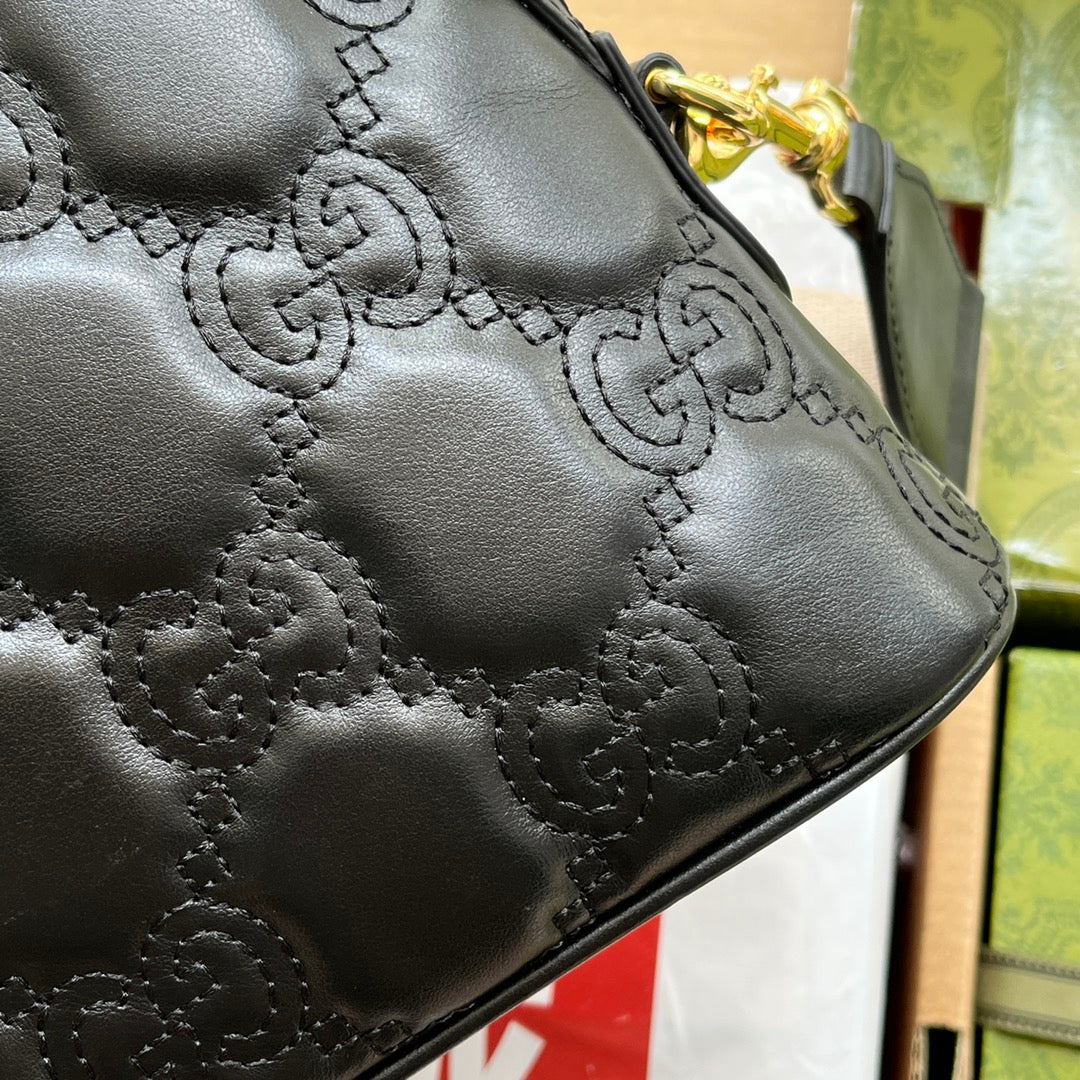 マトラッセレザーショルダーバッグ 23インチ ブラック エンボスカーフスキン ゴールド金具