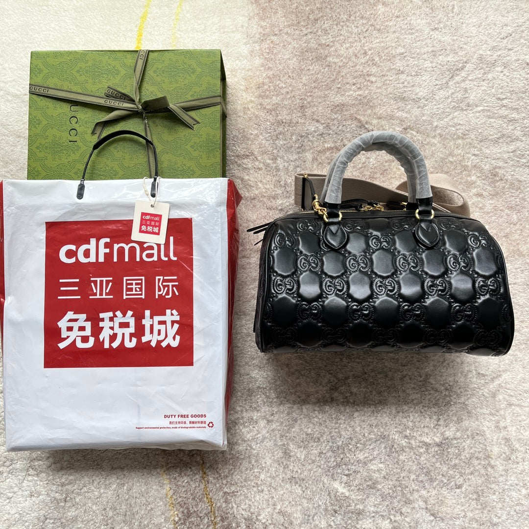 マトラッセ トップハンドルバッグ 31インチ ブラック エンボスカーフスキン ゴールド金具