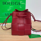SMALL CASSETTE BUCKET 18 IN BURGUNDY RED CALFSKIN