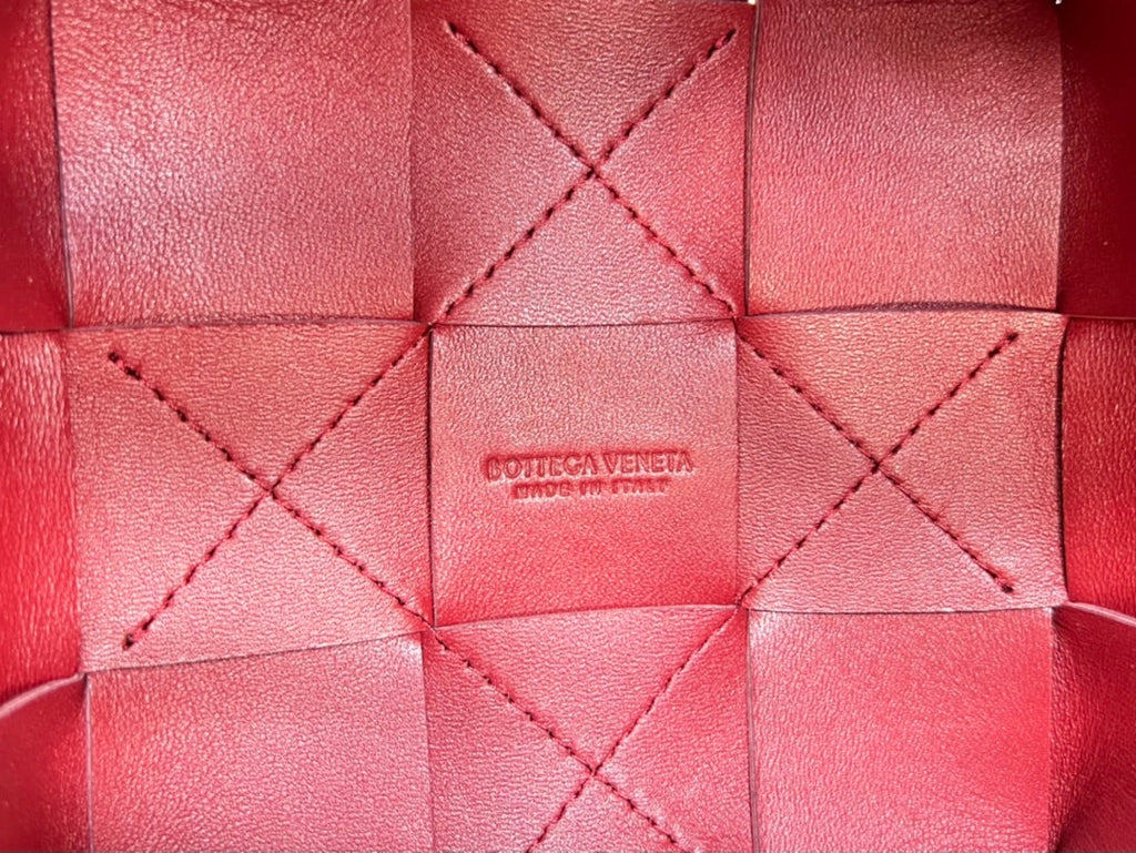 SMALL CASSETTE BUCKET 18 IN BURGUNDY RED CALFSKIN