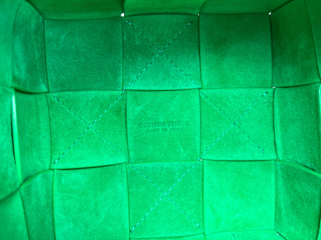 SMALL CASSETTE BUCKET 18 IN WHITE AND GREEN LINING CALFSKIN