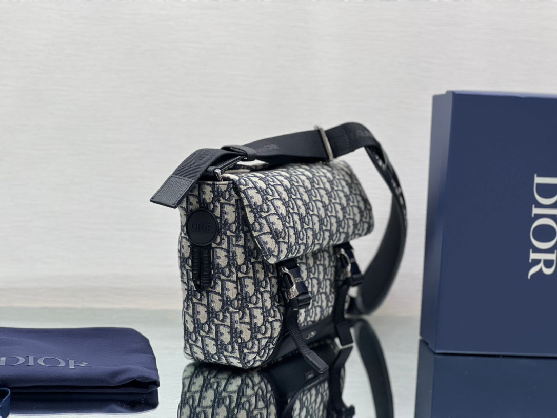 ベージュとブラックの斜めジャカードとカーフスキンを使用したスト​​ラップ付きミディアム 31 バッグ