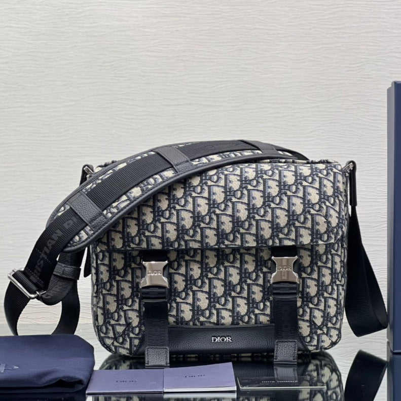 ベージュとブラックの斜めジャカードとカーフスキンを使用したスト​​ラップ付きミディアム 31 バッグ