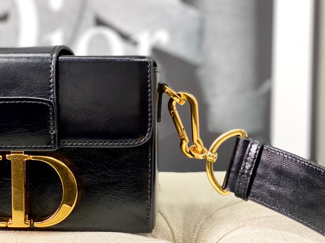 モンテーニュ 19 ハンドバッグ（ブラックカーフスキン）