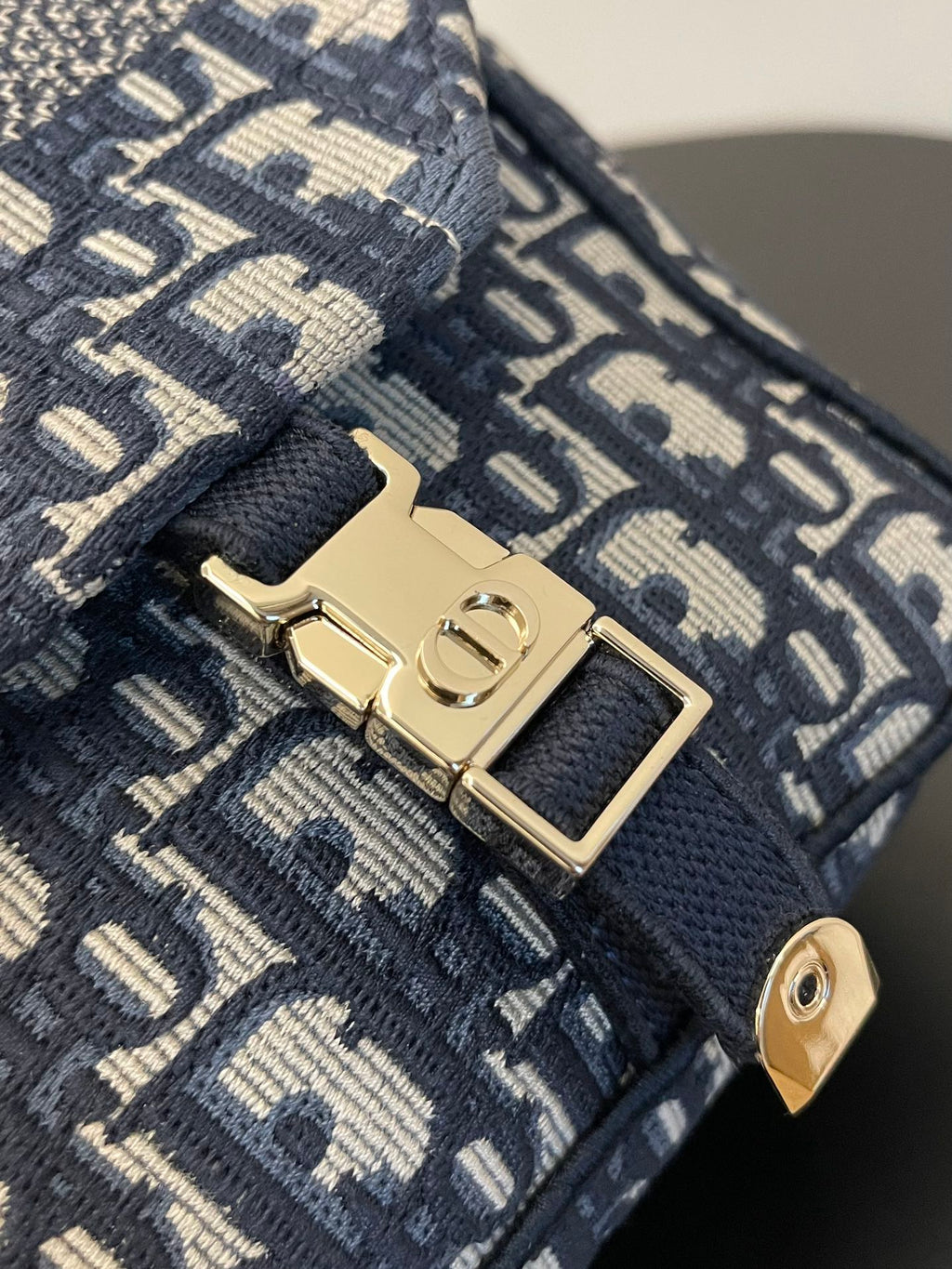 ブルーの斜め刺繍が施されたミディアム 28 ディオールキャンプ バッグ