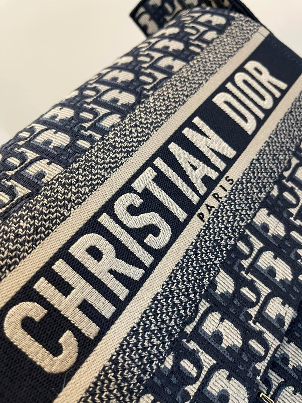 ブルーの斜め刺繍が施されたミディアム 28 ディオールキャンプ バッグ