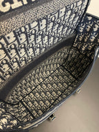 ブルーの斜め刺繍が施されたミディアム 28 ディオールキャンプ バッグ