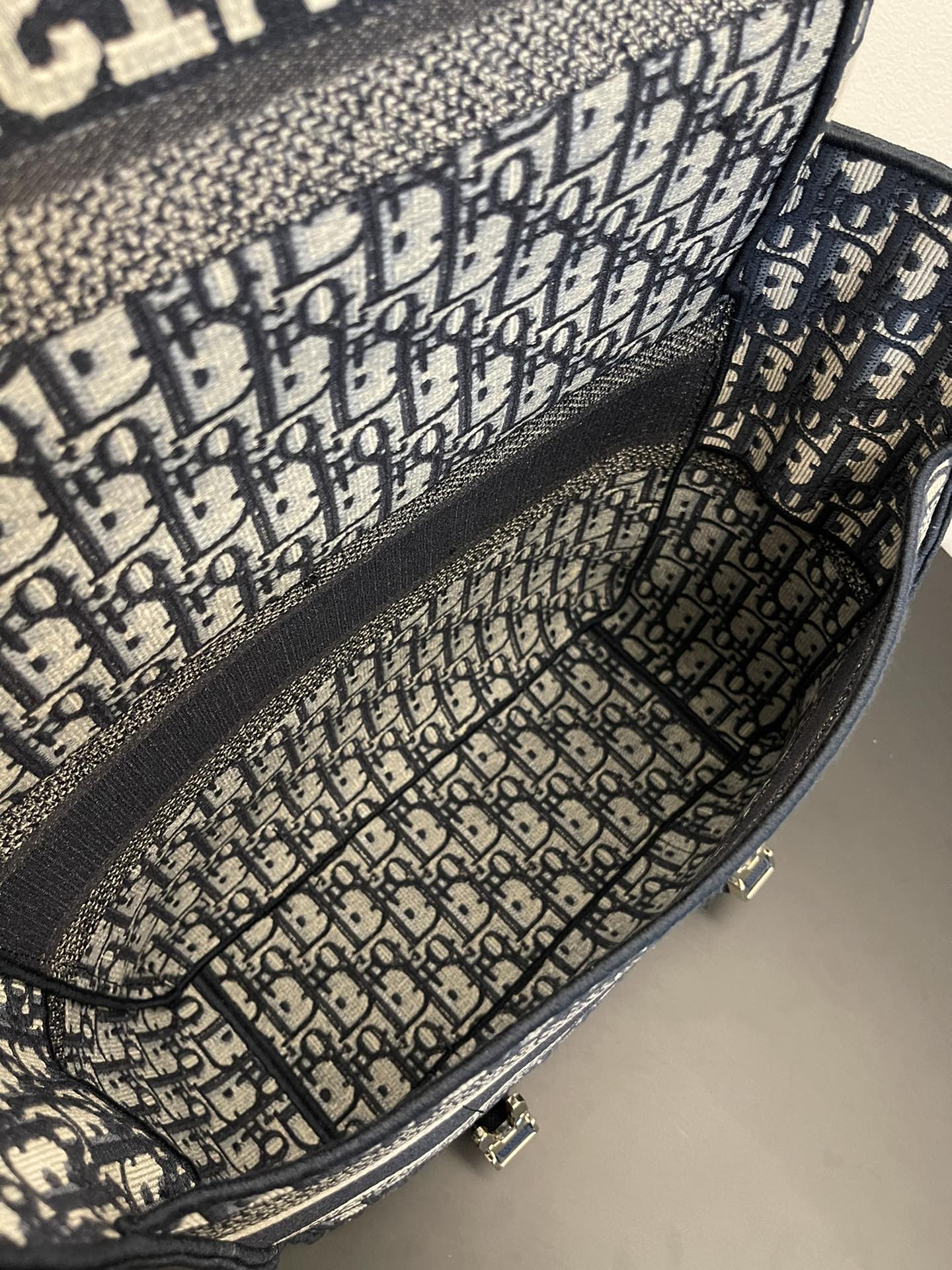 ブルーの斜め刺繍が施されたミディアム 28 ディオールキャンプ バッグ