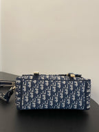 ブルーの斜め刺繍が施されたミディアム 28 ディオールキャンプ バッグ