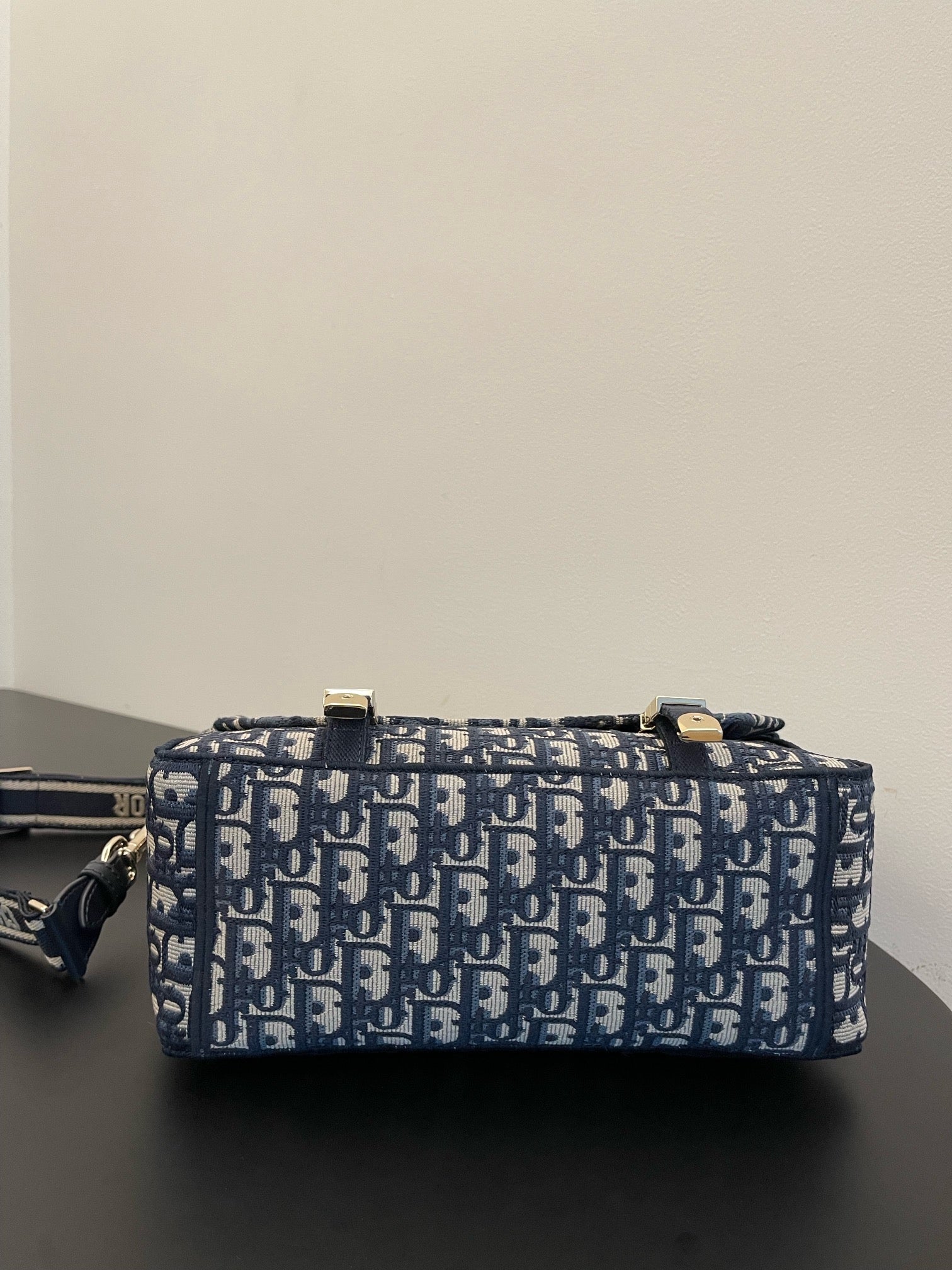 ブルーの斜め刺繍が施されたミディアム 28 ディオールキャンプ バッグ