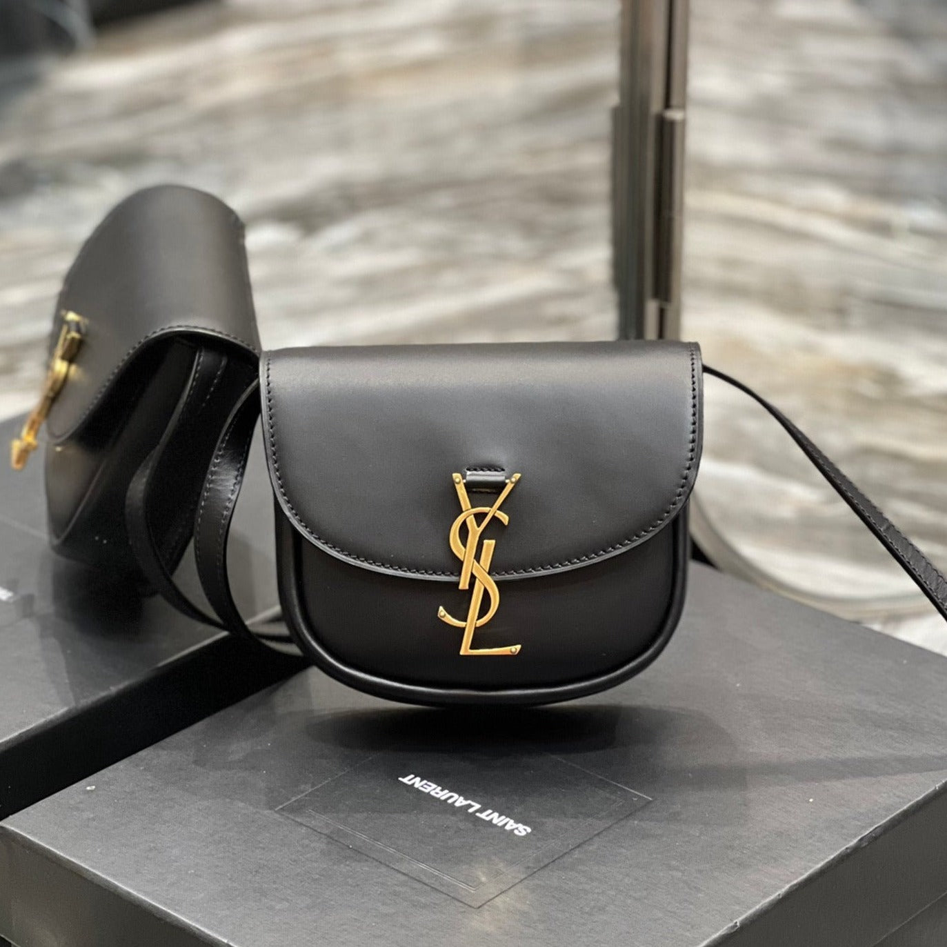 KAIA スモール 18 ハンドバッグ（ブラックカーフスキン）