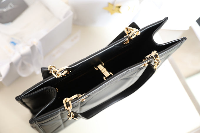 ミディアムトートブック26バッグ（ブラックカーフスキン）