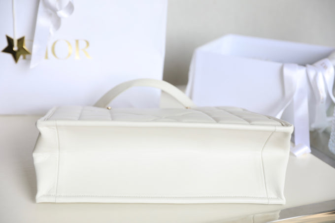 ミディアムトート ブック 26 バッグ（ホワイトカーフスキン）