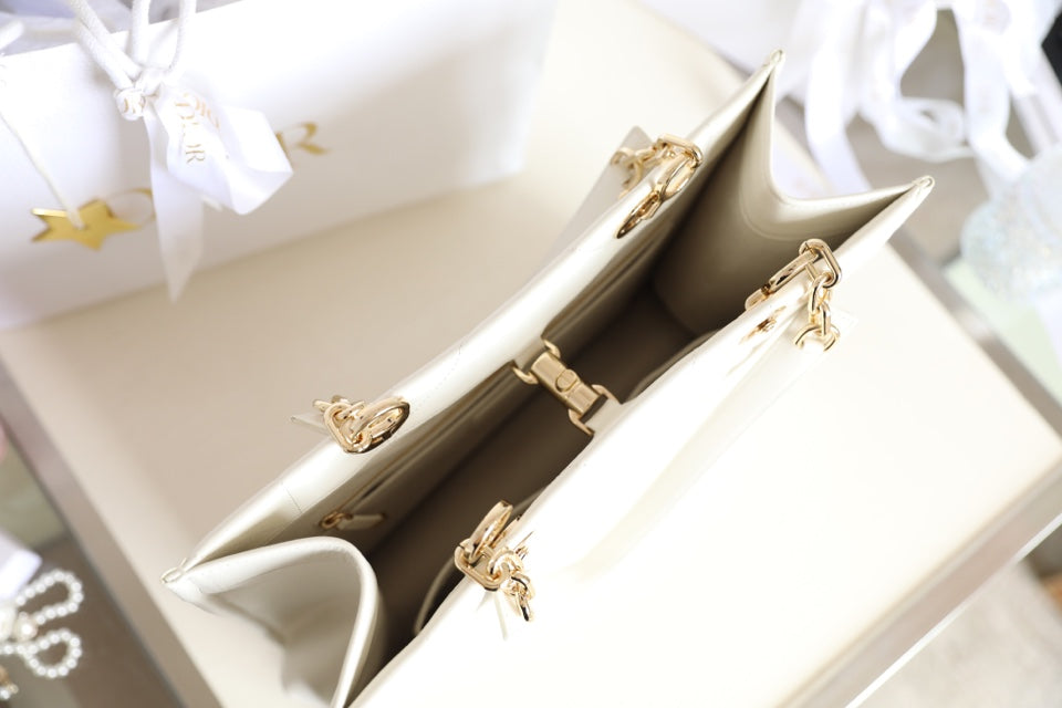 ミディアムトート ブック 26 バッグ（ホワイトカーフスキン）