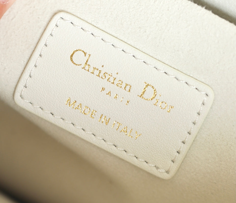 ミディアムトート ブック 26 バッグ（ホワイトカーフスキン）