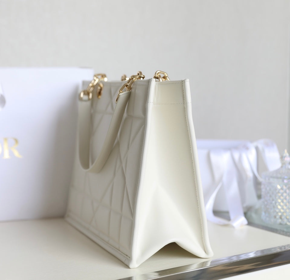 ホワイトカーフスキン製ラージトートブック36バッグ