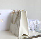 ミディアムトート ブック 26 バッグ（ホワイトカーフスキン）