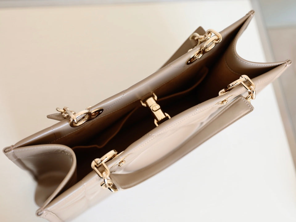 ミディアムトート ブック 26 バッグ（ベージュクリームカーフスキン）