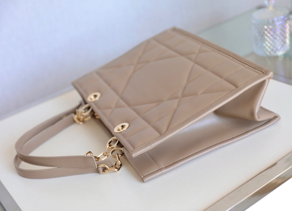 ミディアムトート ブック 26 バッグ（ベージュクリームカーフスキン）