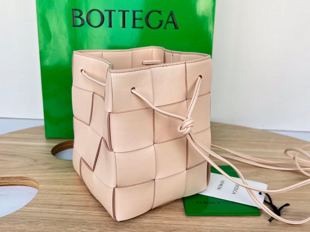 SMALL CASSETTE BUCKET 18 IN LIGHT PINK CALFSKIN