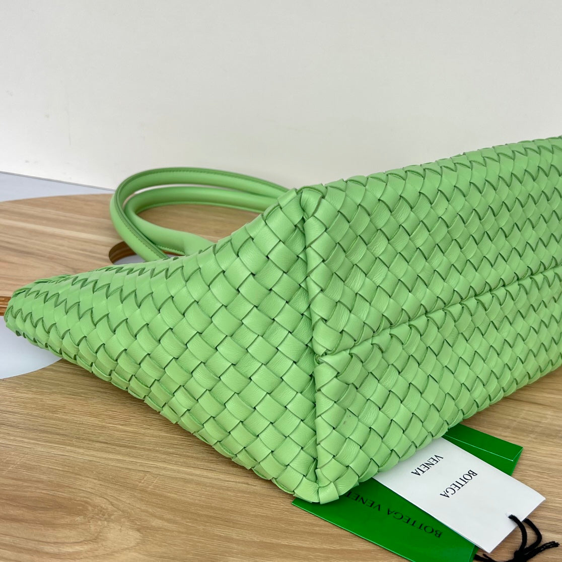 SMALL CABAT 32 IN LIGHT GREEN LAMBSKIN