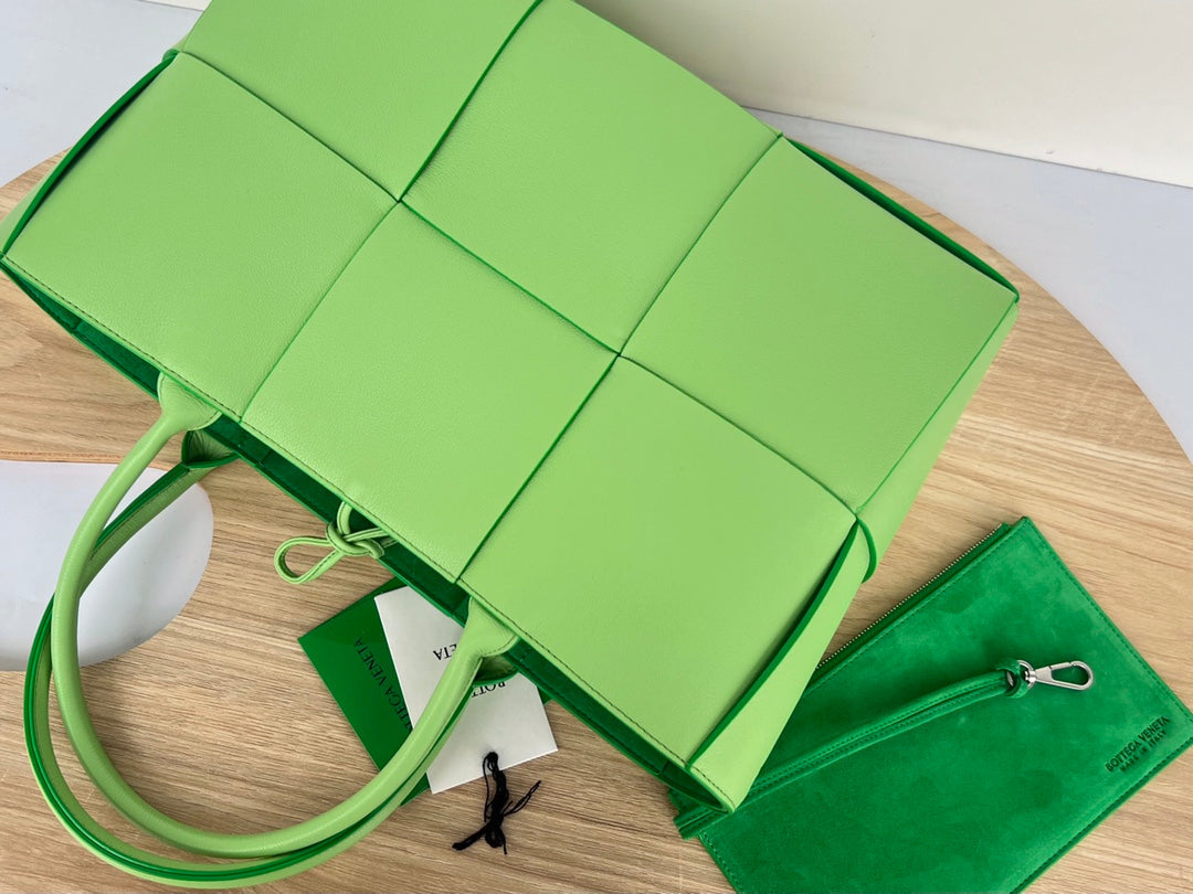 ARCO TOTE 36 IN MANTIS GREEN CALFSKIN