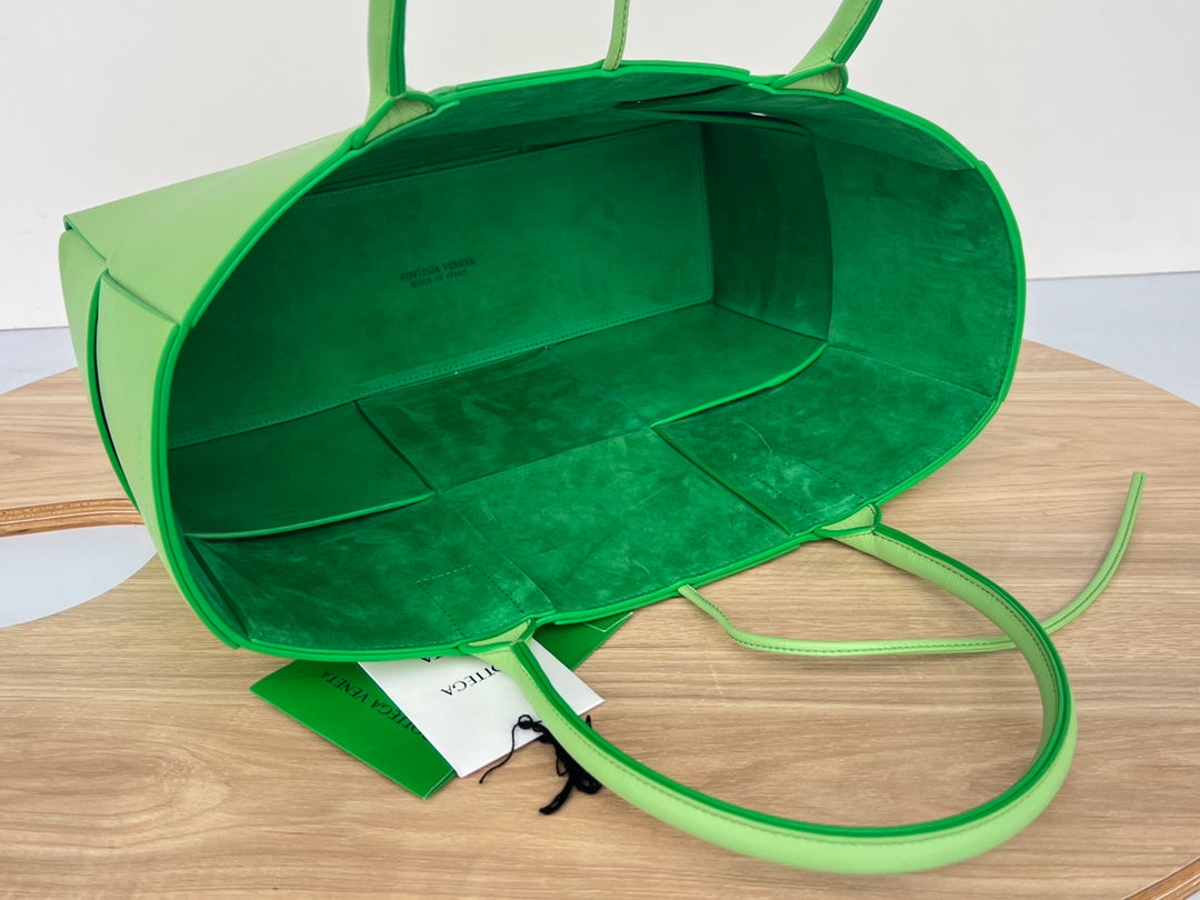 ARCO TOTE 36 IN MANTIS GREEN CALFSKIN