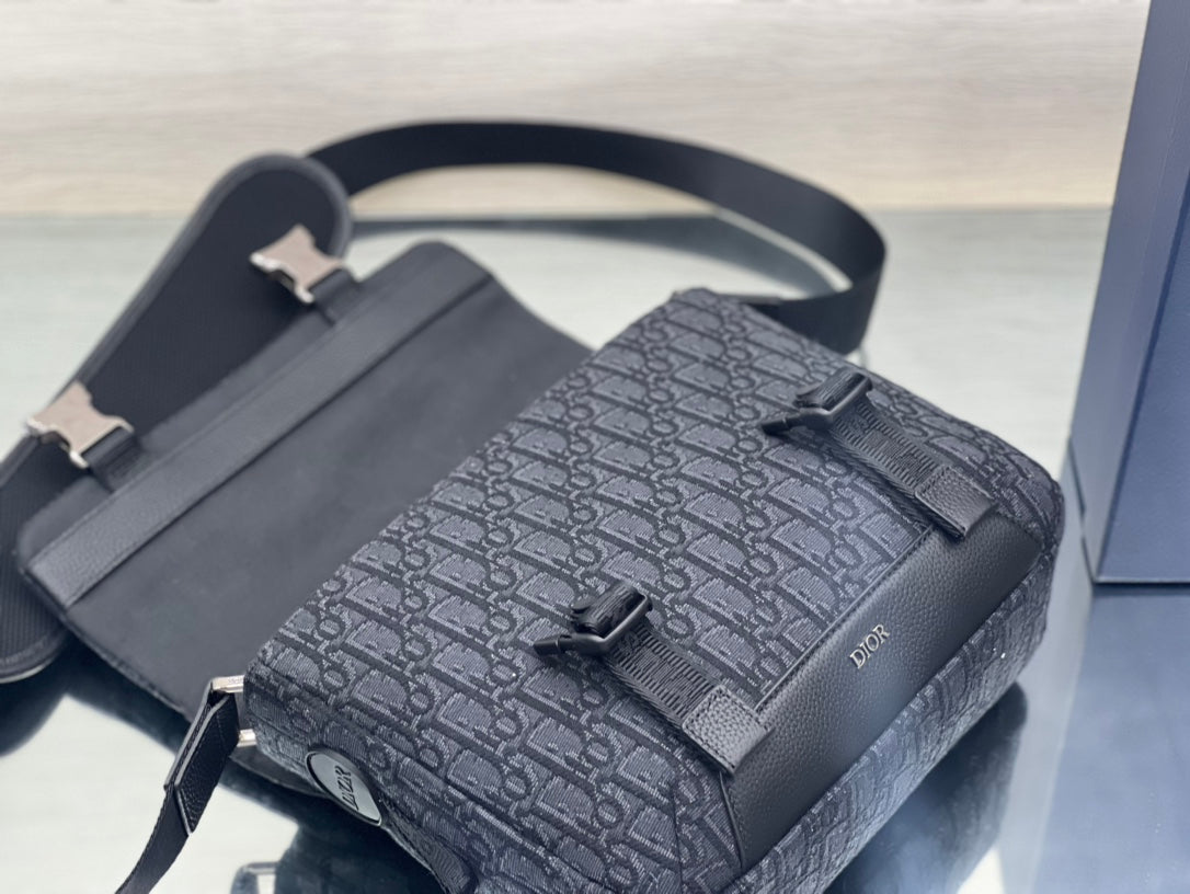 ブラック オブリーク ジャカードとカーフスキンのストラップ付きミディアム 31 バッグ