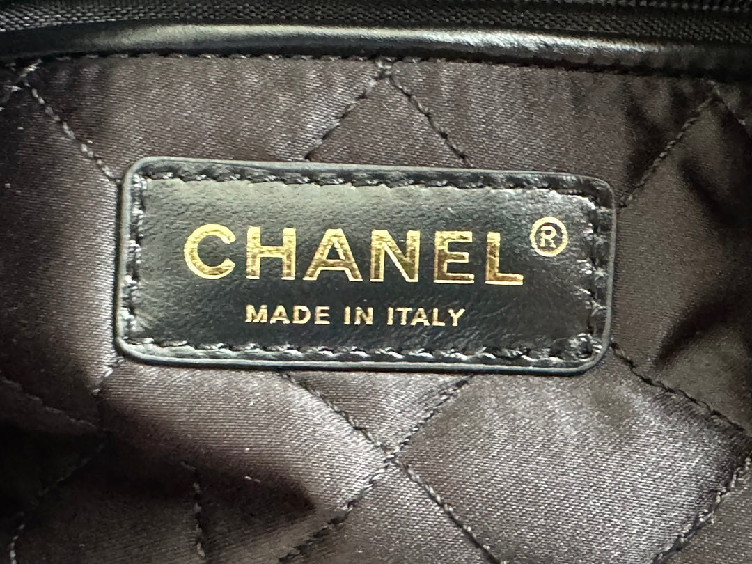 CCラージ 42 ハンドバッグ（ブラック、シャイニーカーフスキン、ゴールド金具）